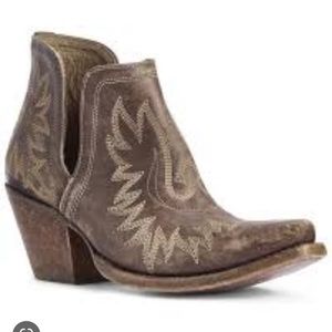 Womens Ariat Distressed Western Booties
